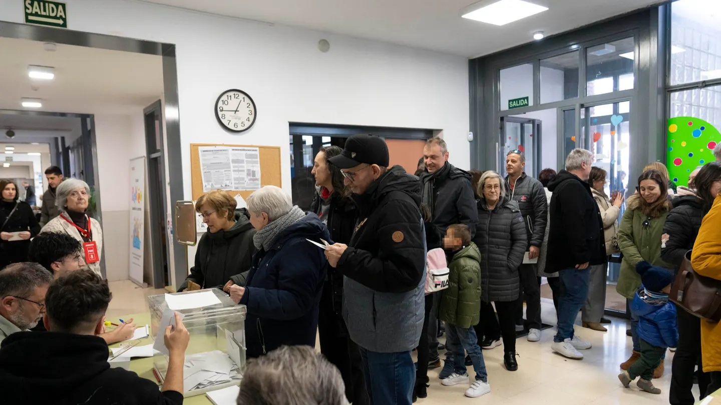 Varios ciudadanos de Aragón acuden a votar Varios ciudadanos de Aragón acuden a votar