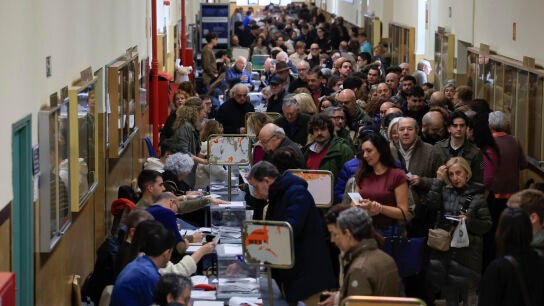 Numerosas personas acuden a votar en un colegio electoral de Zaragoza.