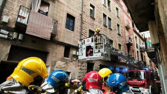 Los Bomberos ante el edificio incendiado en Manresa (Barcelona).