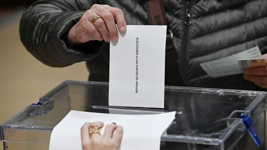 Aragoneses votan en un colegio electoral, a 8 de febrero de 2026, en Zaragoza, Aragón. Aragoneses votan en un colegio electoral, a 8 de febrero de 2026, en Zaragoza, Aragón.