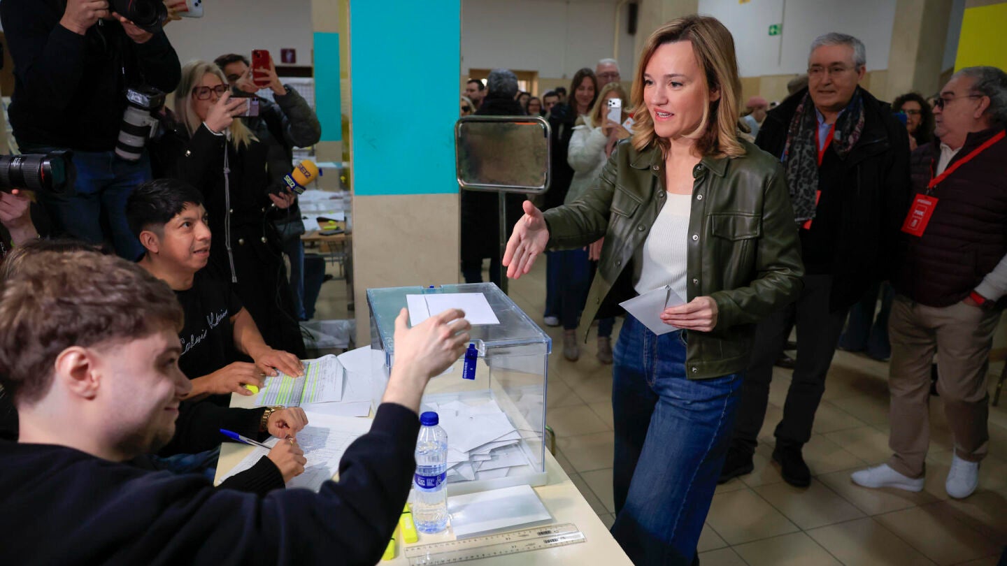 La candidata del PSOE a la Presidencia de Aragón, Pilar Alegría, vota en el Instituto Goya de Zaragoza,