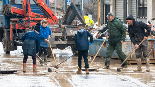 Vecinos achican agua en Hu&eacute;tor T&aacute;jar (Granada), uno de los municipios andaluces especialmente afectados por la borrasca Leonardo