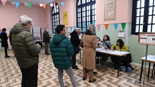 Varios ciudadanos acuden a votar en Arag&oacute;n