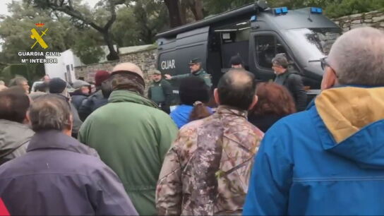 Vecinos de Grazalema vuelven a casa durante unos minutos para recoger enseres.