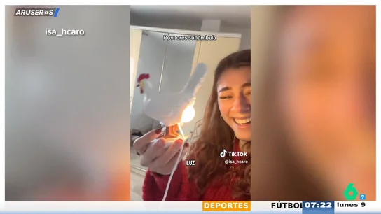 El divertido vídeo viral de una joven que se compra cosas en Amazon cuando está sonámbula: "La mejor lámpara que vas a ver en tu vida" El divertido vídeo viral de una joven que se compra cosas en Amazon cuando está sonámbula: "La mejor lámpara que vas a ver en tu vida"