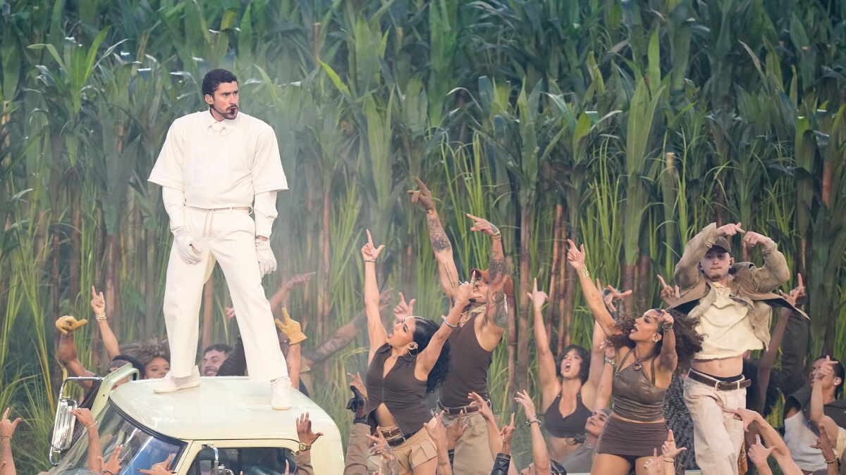 De regalo a reliquia: la camiseta de Bad Bunny para empleados de Zara se vende por decenas de miles tras la Super Bowl