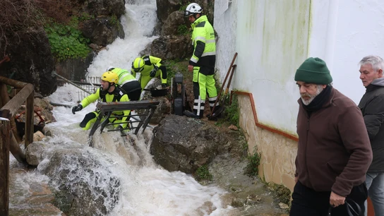 Desalojados 350 vecinos de Ubrique (Cádiz) por desbordamiento del río y movimientos de tierra Desalojados 350 vecinos de Ubrique (Cádiz) por desbordamiento del río y movimientos de tierra