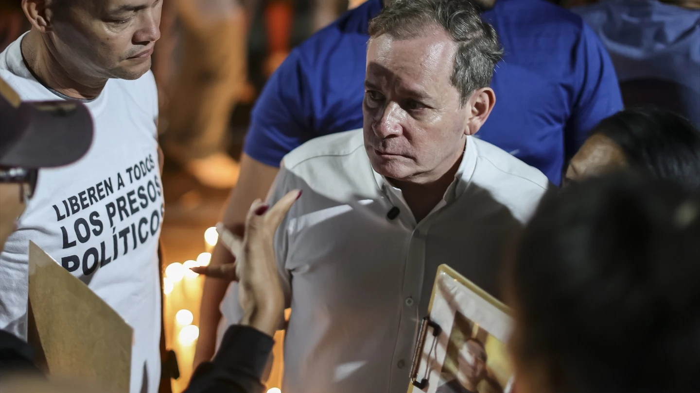 El opositor venezolano Juan Pablo Guanipa tras ser excarcelado en Caracas este domingo. El opositor venezolano Juan Pablo Guanipa tras ser excarcelado en Caracas este domingo.