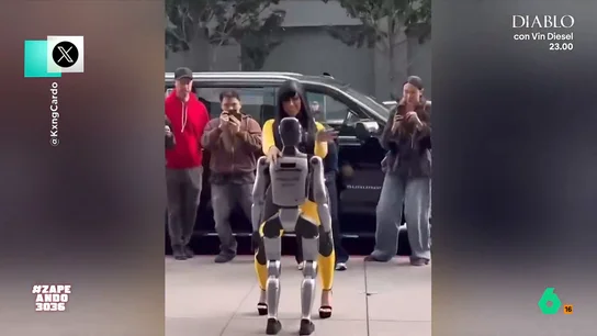Cardi B se cae haciéndole un baile sexy a un robot, en vídeo: "Se le ha sobrecargado el procesador" La artista ha protagonizado un divertido momento después de comenzar a bailar con un robot. El autómata se abalanza contra la cantante provocando que esta pierda el equilibrio y termine en el suelo.