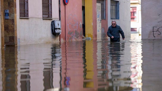 Un hombre camina por Talavera de la Reina. 