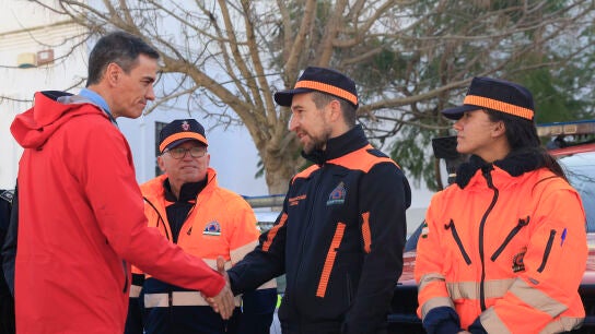 El presidente del Gobierno, Pedro S&aacute;nchez con miembros de Protecci&oacute;n Civil en el Campo de Gibraltar