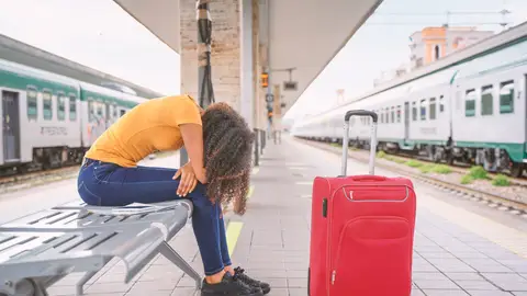 Joven que ha perdido el tren por cancelación o retraso Joven que ha perdido el tren por cancelación o retraso