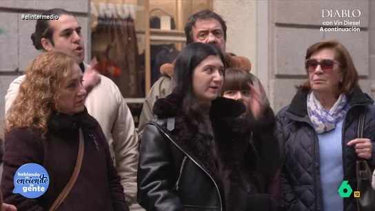 Un hombre, a favor de que se prohíban las redes sociales a los menores de 16 años: "Hay que salvarles del socialismo" Thais Villas ha generado un acalorado debate sobre la última propuesta de Pedro Sánchez: prohibir las redes sociales a los menores de 16 años. Descubre qué opina la gente en el vídeo principal.