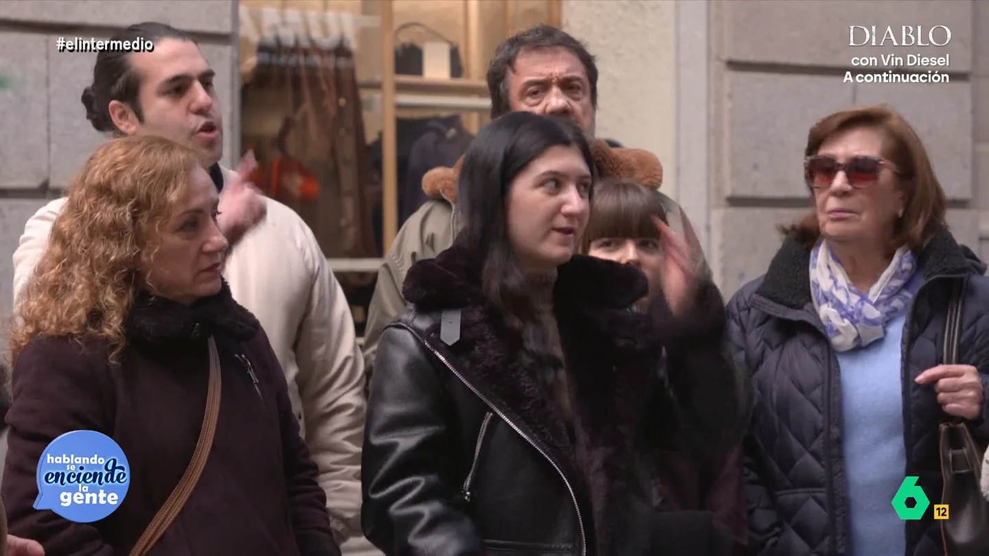 Un hombre, a favor de que se prohíban las redes sociales a los menores de 16 años: "Hay que salvarles del socialismo" Thais Villas ha generado un acalorado debate sobre la última propuesta de Pedro Sánchez: prohibir las redes sociales a los menores de 16 años. Descubre qué opina la gente en el vídeo principal.