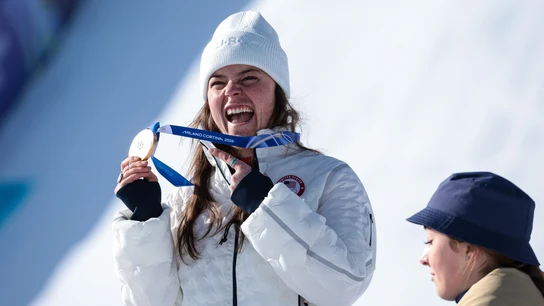 Breezy Johnson muestra la medalla de oro de esquí en los JJOO de invierno de Milán-Cortina 2026 Breezy Johnson muestra la medalla de oro de esquí en los JJOO de invierno de Milán-Cortina 2026