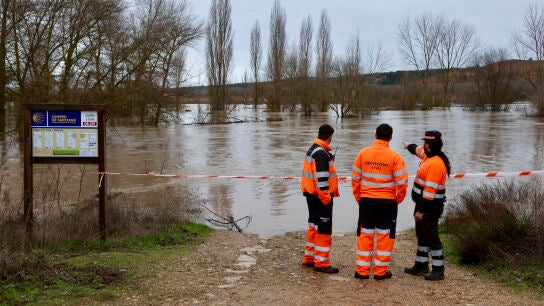 T&eacute;cnicos de Protecci&oacute;n Civil visitan el r&iacute;o Duero a su paso por Toro (Zamora), que se encuentra en aviso naranja 