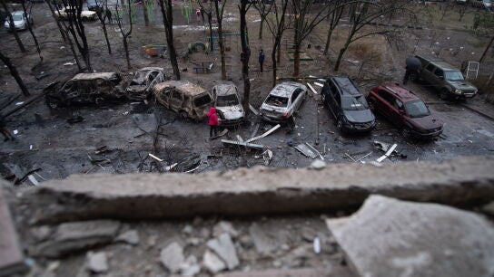 Restos tras el ataque contra un barrio residencial en Donetsk (Ucrania)