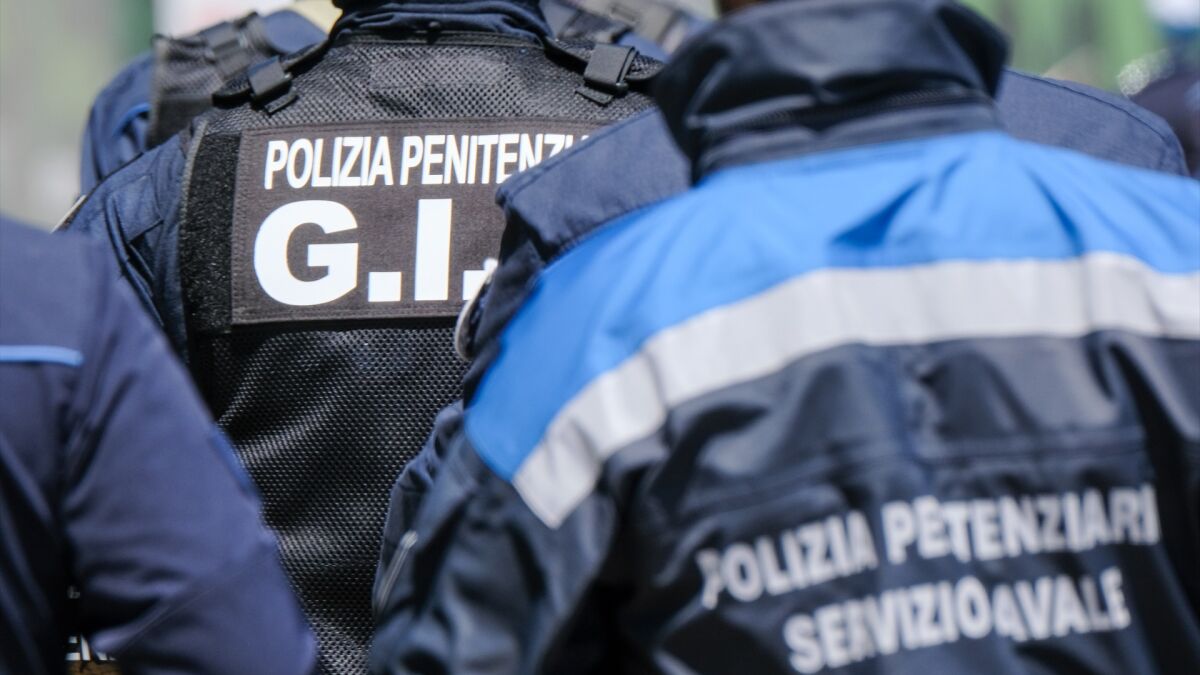 Impresionante asalto de película a un furgón blindado en Italia: los atacantes usaron metralletas y explosivos