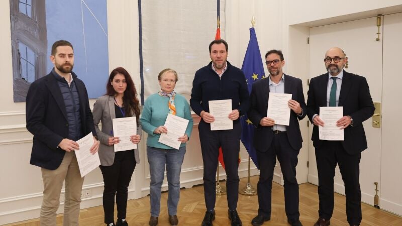 La imagen de &Oacute;scar Puente posando con el acuerdo alcanzado con los sindicatos para desconvocar la huelga ferroviaria