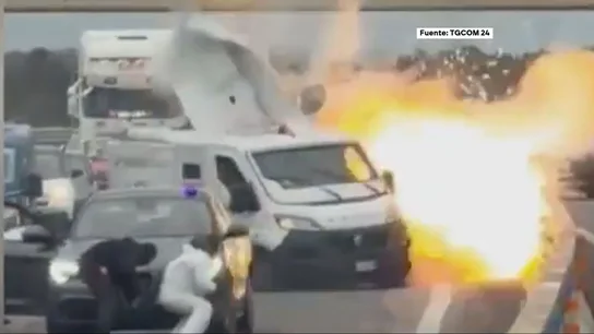 Impresionante asalto de película a un furgón blindado en Italia: los atacantes usaron metralletas y explosivos Impresionante asalto de película a un furgón blindado en Italia: los atacantes usaron metralletas y explosivos