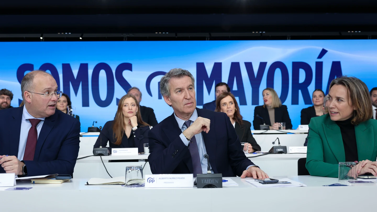 El líder del PP, Alberto Núñez-Feijóo (c), junto a Cuca Gamarra (d) y Miguel Tellado (i) durante la Junta Directiva Nacional del partido El líder del PP, Alberto Núñez-Feijóo (c), junto a Cuca Gamarra (d) y Miguel Tellado (i) durante la Junta Directiva Nacional del partido