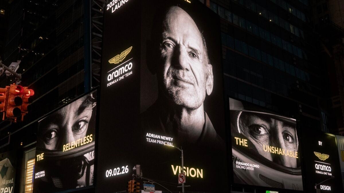 El increíble cartel de Aston Martin en Nueva York: Fernando Alonso, "el inquebrantable"