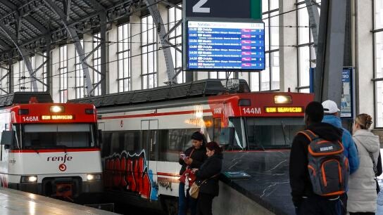Varios trenes permanecen parados en la estaci&oacute;n de Abando de Bilbao