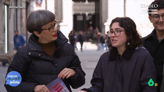 La reportera ha salido a la gente para generar uno de sus caracter&iacute;sticos debates. En esta ocasi&oacute;n lo ha hecho sobre un tema de rabiosa actualidad: la posibilidad de prohibir las redes sociales entre los menores de 16 a&ntilde;os. 