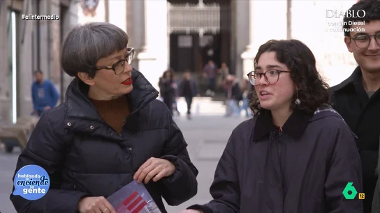 Una chica defiende ante Thais Villas las redes sociales: "Deberíamos enseñar a los jóvenes a gestionarlas de manera sana" La reportera ha salido a la gente para generar uno de sus característicos debates. En esta ocasión lo ha hecho sobre un tema de rabiosa actualidad: la posibilidad de prohibir las redes sociales entre los menores de 16 años.