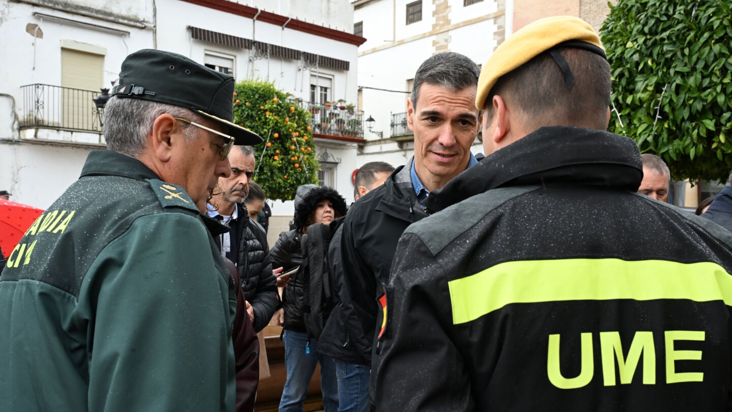 Pedro Sánchez habla con agentes de la Guardia Civil y la UME en n Villanueva de la Reina (Jaén)