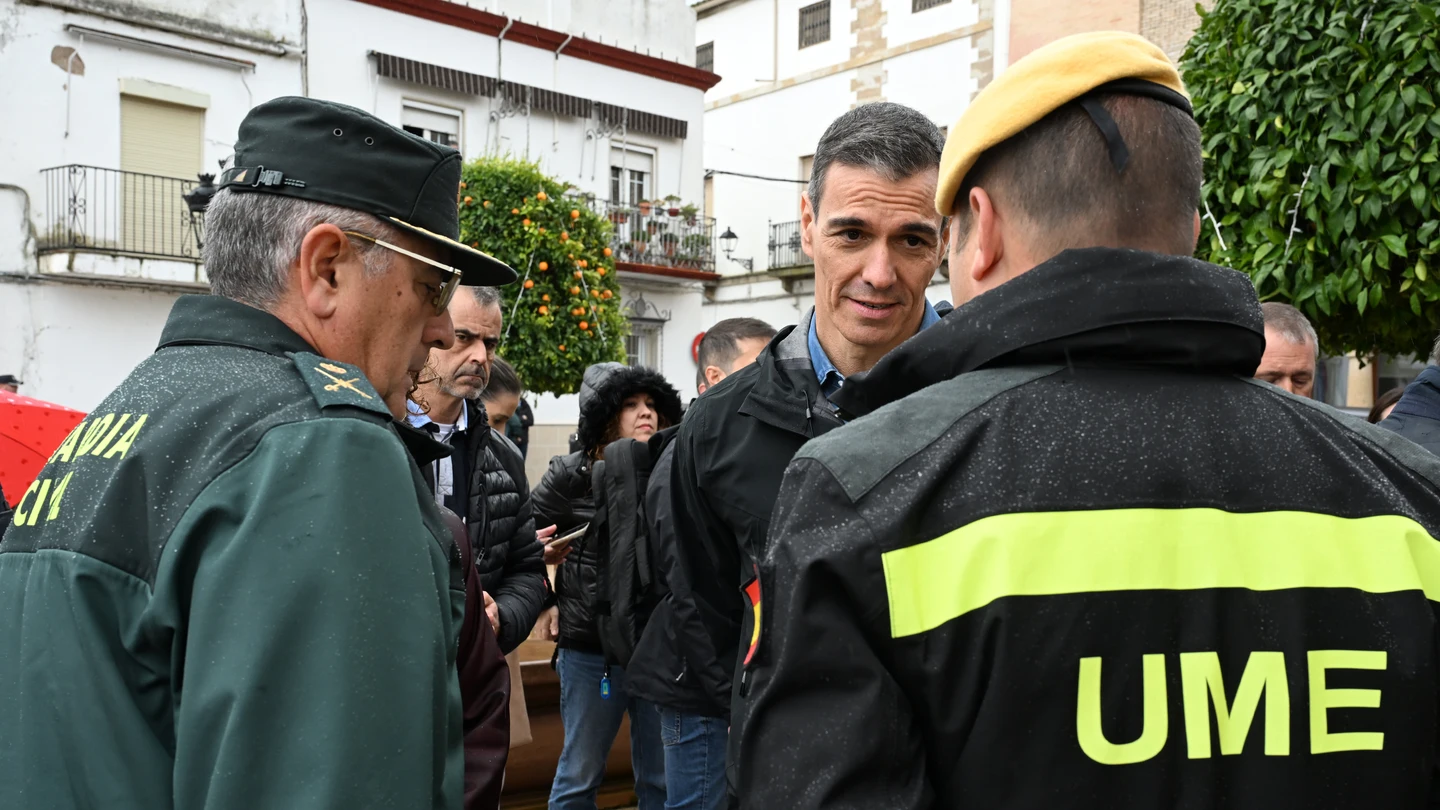 Pedro Sánchez habla con agentes de la Guardia Civil y la UME en n Villanueva de la Reina (Jaén) Pedro Sánchez habla con agentes de la Guardia Civil y la UME en n Villanueva de la Reina (Jaén)