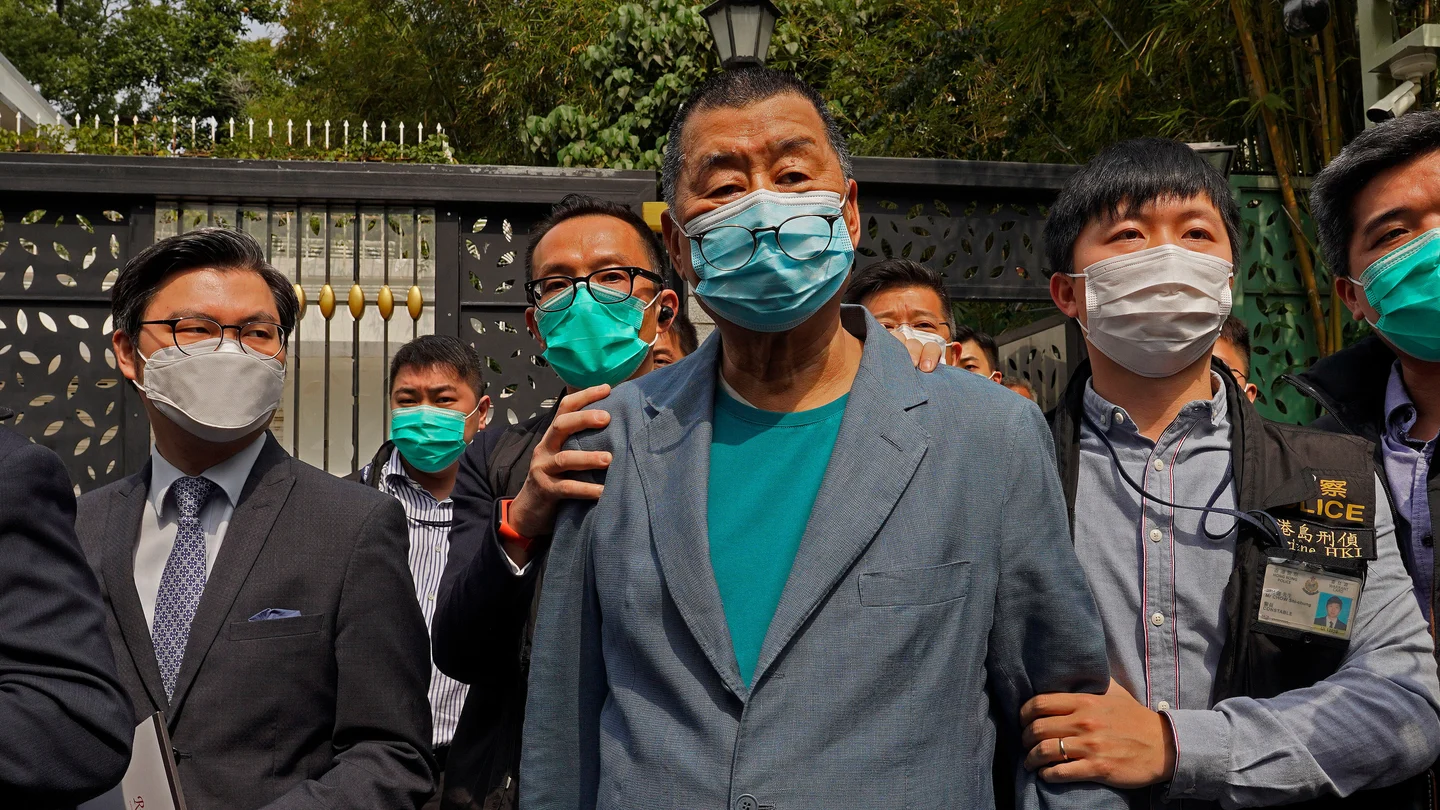 Jimmy Lai, siendo detenido por agentes policiales en abril de 2020 Jimmy Lai, siendo detenido por agentes policiales en abril de 2020