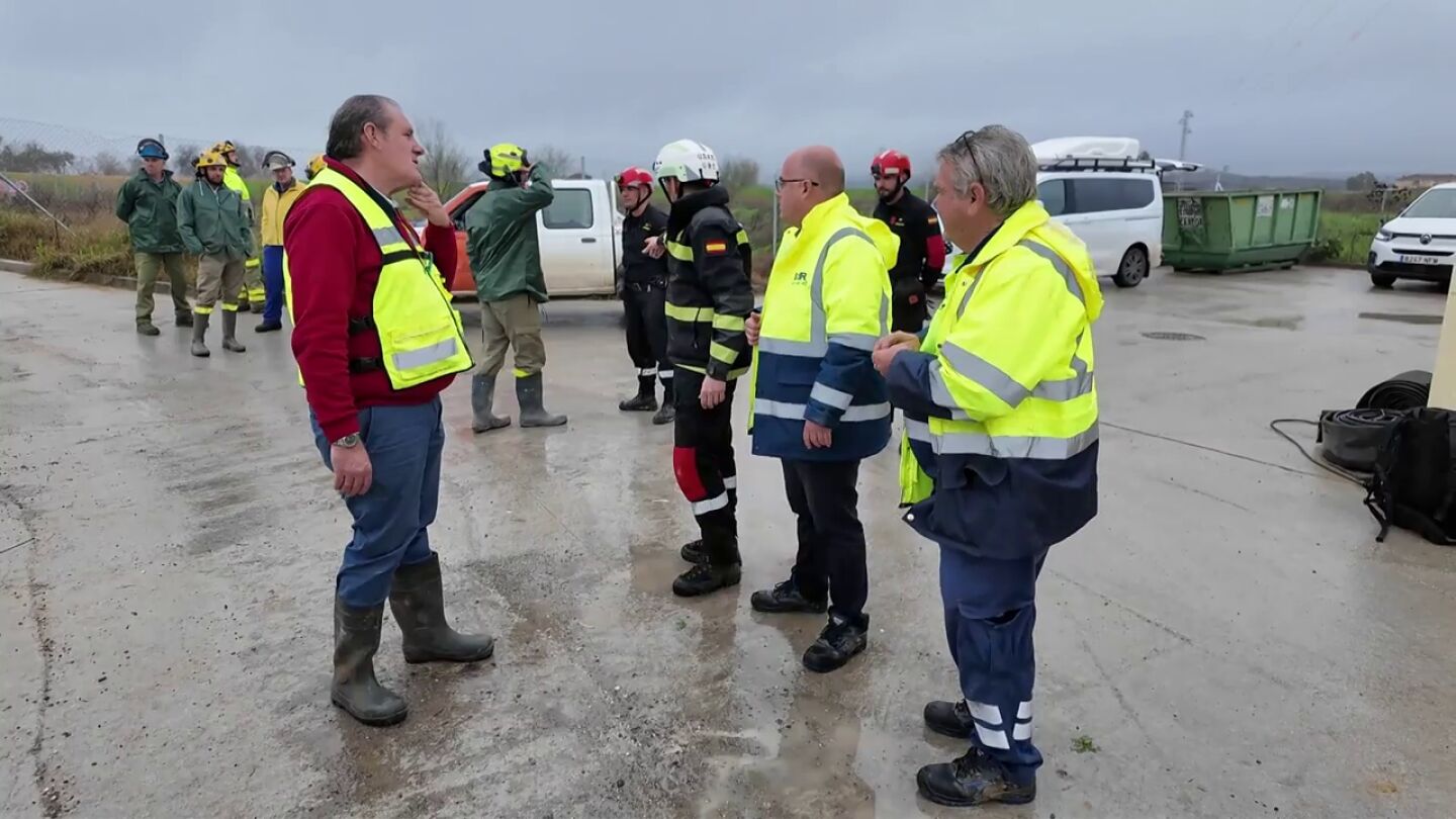 Efectivos de la UME realizan trabajos preventivos en Lora del Río (Sevilla) para evitar inundaciones