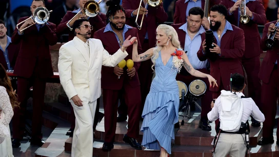 Lady Gaga canta con Bad Bunny durante el espectáculo Lady Gaga canta con Bad Bunny durante el espectáculo