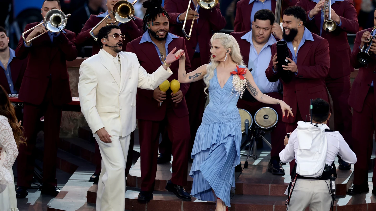 Lady Gaga canta con Bad Bunny durante el espectáculo Lady Gaga canta con Bad Bunny durante el espectáculo