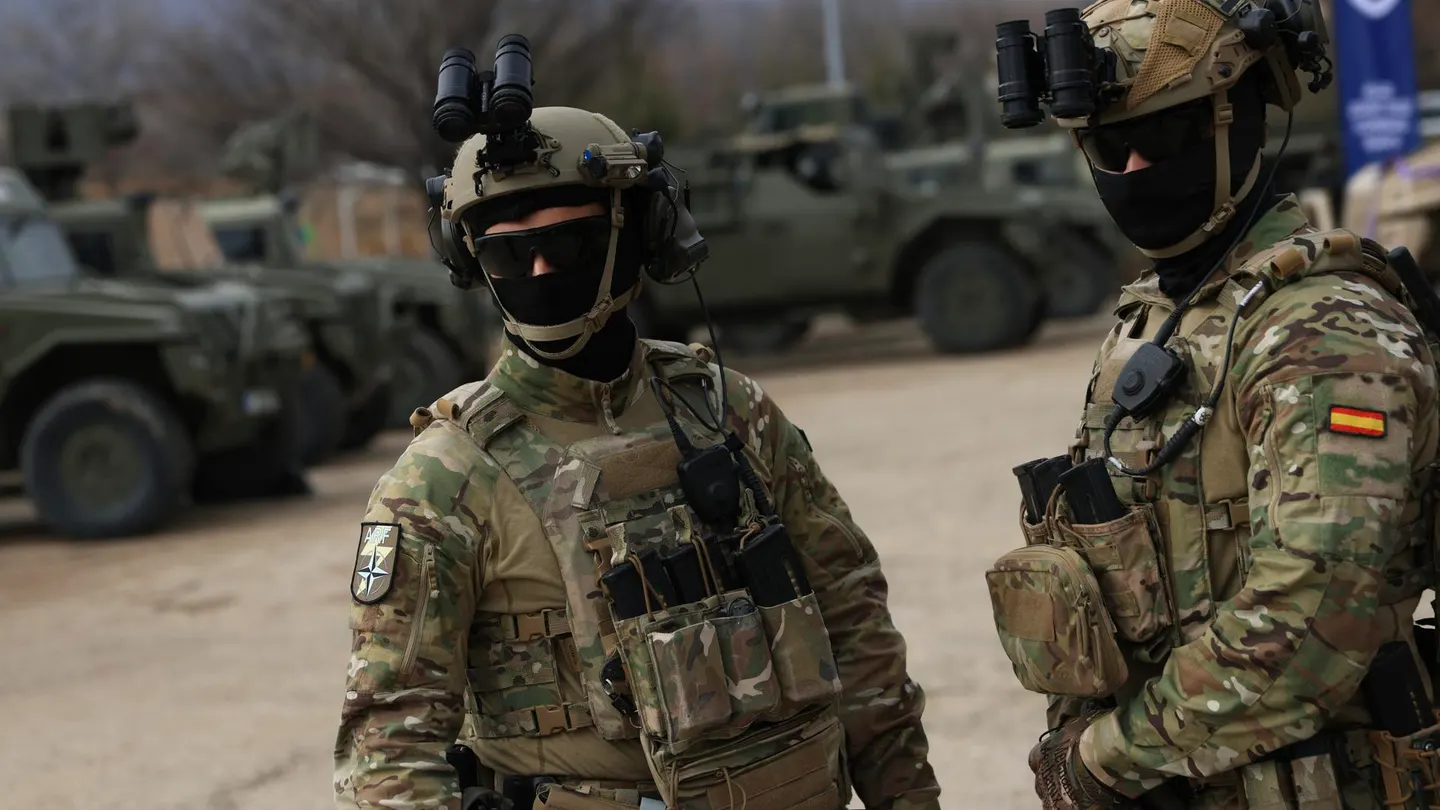 Militares españoles durante unas maniobras de la OTAN en una imagen de archivo. Militares españoles durante unas maniobras de la OTAN en una imagen de archivo.