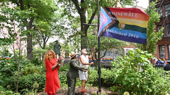 La bandera arco&iacute;ris del Monumento de Stonewall de Nueva York