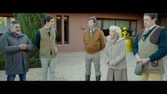 "Que acert&eacute;is a la primera" o "Viva el rey": as&iacute; reza un grupo de se&ntilde;oritos antes de salir a cazar en una finca de lujo