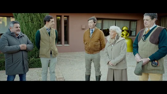 "Que acertéis a la primera" o "Viva el rey": así reza un grupo de señoritos antes de salir a cazar en una finca de lujo "Que acertéis a la primera" o "Viva el rey": así reza un grupo de señoritos antes de salir a cazar en una finca de lujo