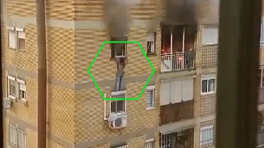 Una mujer salva a su vecina cuando intentaba escapar por la ventana de un incendio en su casa: "Iba a morir quemada" Una mujer salva a su vecina cuando intentaba escapar por la ventana de un incendio en su casa: "Iba a morir quemada"