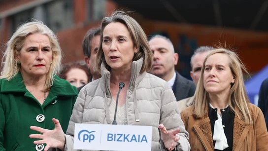 La vicesecretaria de Regeneración Institucional del Partido Popular, Cuca Gamarra, junto a resposnables del PP vasco como Amaia Martínez La vicesecretaria de Regeneración Institucional del Partido Popular, Cuca Gamarra, junto a resposnables del PP vasco como Amaia Martínez