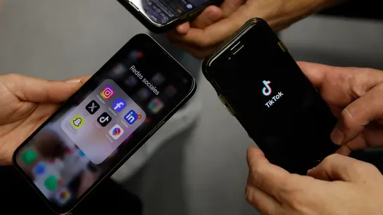 Teléfonos móviles con aplicaciones de redes sociales. Teléfonos móviles con aplicaciones de redes sociales.