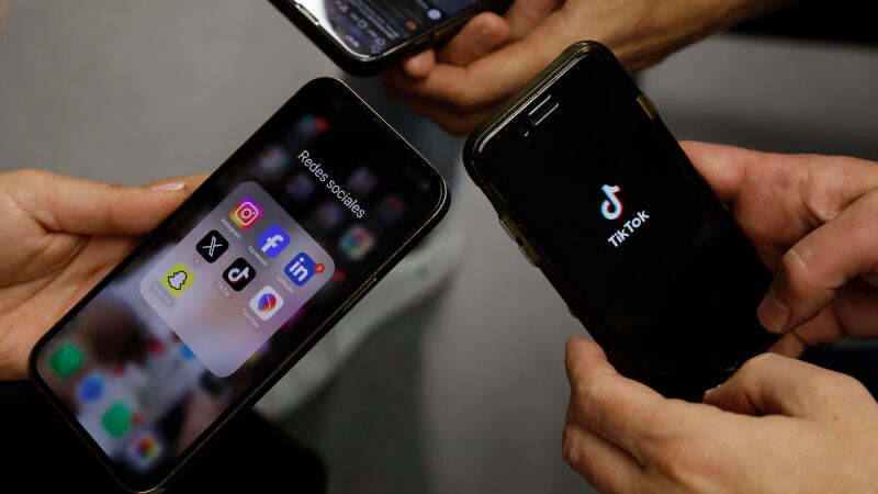 Tel&eacute;fonos m&oacute;viles con aplicaciones de redes sociales. 