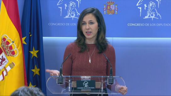 La secretaria general de Podemos, Ione Belarra, discute con Vito Quiles en el Congreso de los Diputados