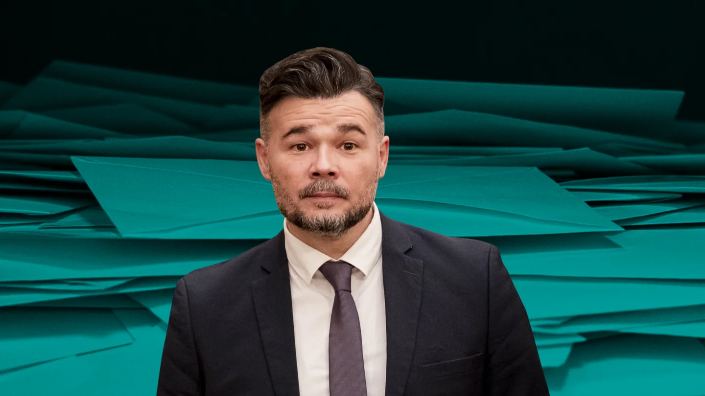 Gabriel Rufián, el mirlo blanco de la izquierda que llegaba al Congreso por "18 meses" para sacar impresoras, esposas y los colores a más de uno Gabriel Rufián, el mirlo blanco de la izquierda que llegaba al Congreso por "18 meses" para sacar impresoras, esposas y los colores a más de uno