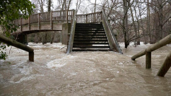 Vista del caudal del r&iacute;o J&uacute;car a su paso por la ciudad de Cuenca.