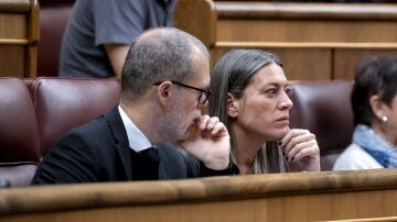 Los diputados de Junts M&iacute;riam Nogueras y Josep Maria Cruset, este jueves en el Congreso