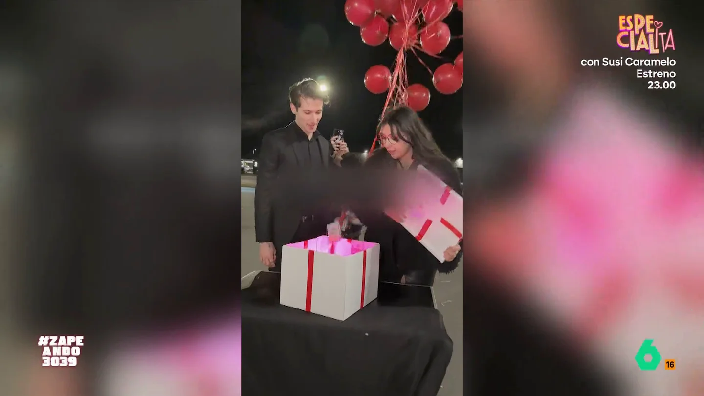 El regalo original de un chico por San Valentín que termina en catástrofe: "Nunca regales dinero, y menos atado a un globo" Miki Nadal nos da consejos sobre qué no debemos regalar en San Valentin. En este vídeo, muestra el regalo de un chico a su pareja: un globo con dinero atado al que nadie se le ocurrió engancharlo para que no se fuera volando.