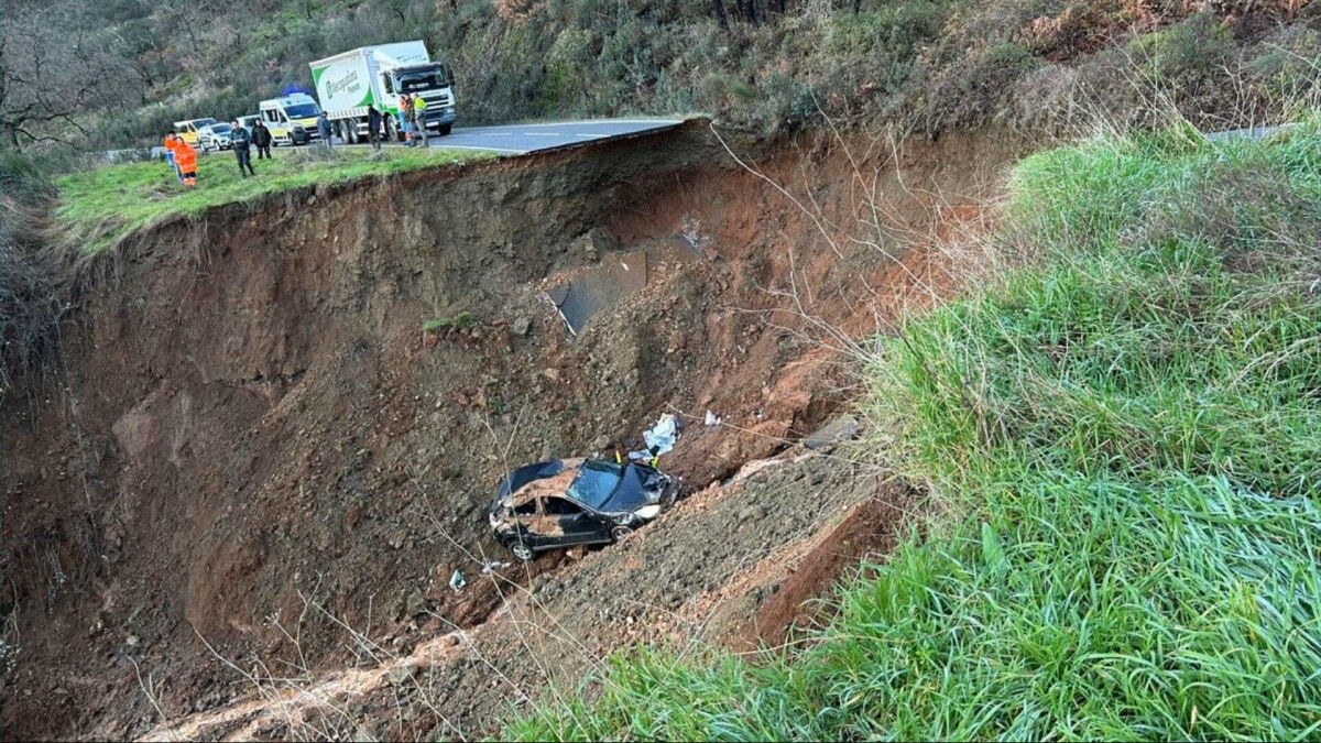 Los efectos del temporal: la tierra engulle a un coche que circulaba por una carretera en Cáceres