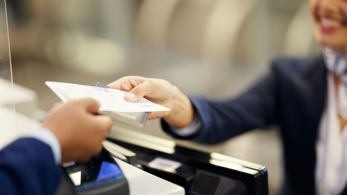 Billete de avi&oacute;n en el aeropuerto